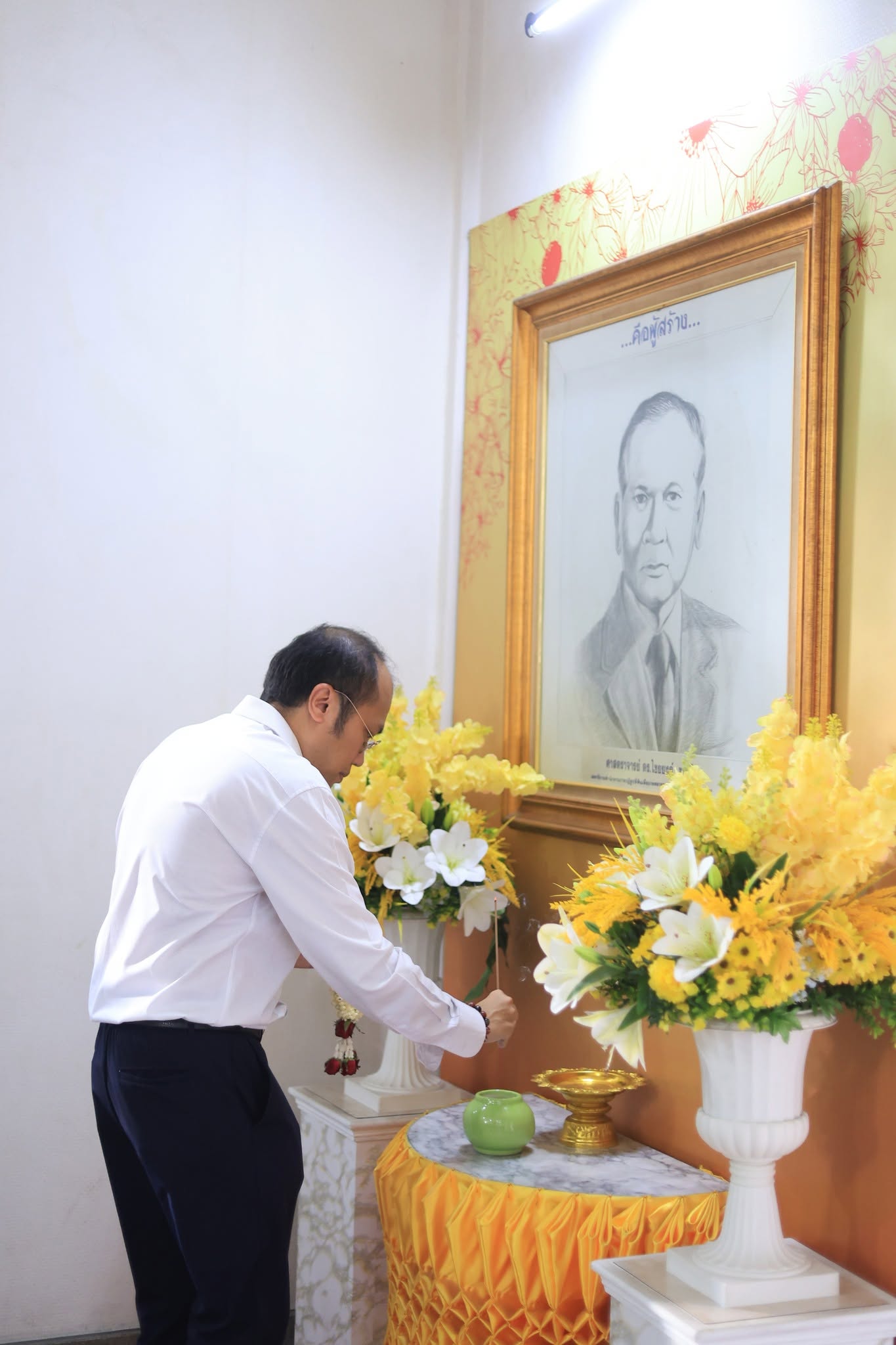 title - ผู้อำนวยการสำนักบริหารกลาง ส.ป.ก. สักการะสิ่งศักดิ์สิทธิ์ประจำ ส.ป.ก. เนื่องในโอกาสเข้ารับตำแหน่งใหม่ 
